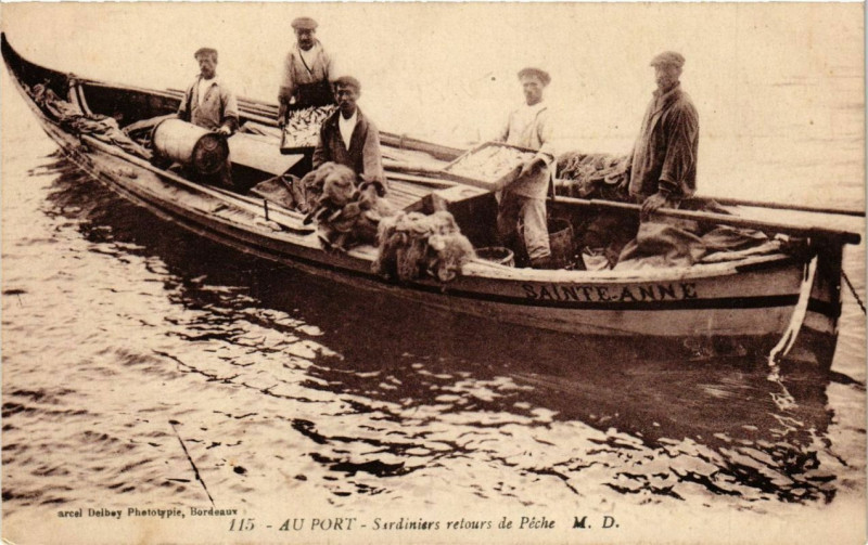 Carte postale ancienne Au Port Sardiniers retours de Péche