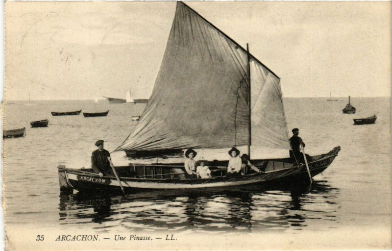 Carte postale ancienne Arcachon une Pinasse à Arcachon