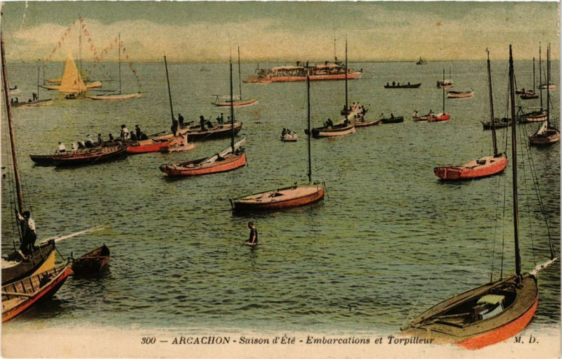 Carte postale ancienne Arcachon Saison d'Eté-Embarcations et Torpilleur à Arcachon