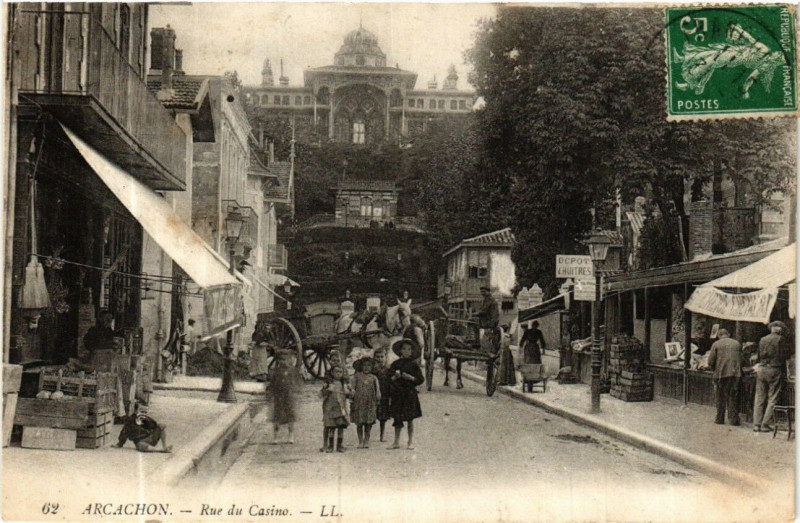 Carte postale ancienne La Rue du Casino à Arcachon