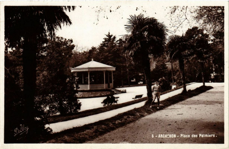 Carte postale ancienne Arcachon Place des Palmiers à Arcachon