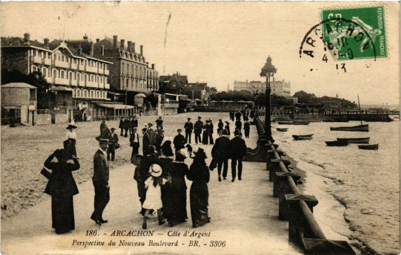 Carte postale ancienne Arcachon Perspective du Nouveau Boulevard à Arcachon