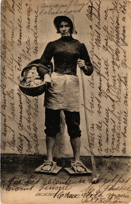 Carte postale ancienne Arcachon Parqueuse d'Huitres à Arcachon