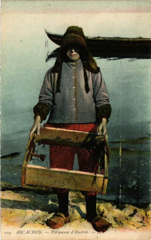 Carte postale ancienne Arcachon Parqueuse d'Huitres à Arcachon