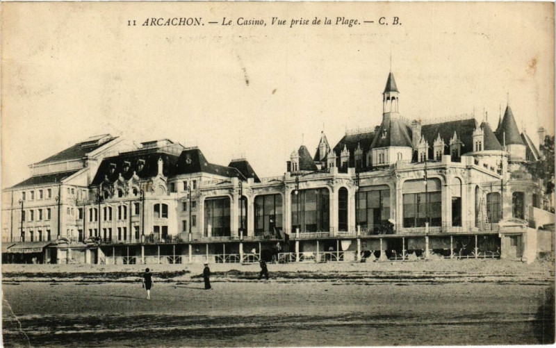 Carte postale ancienne Arcachon Le Casino Vue prise de la Plage à Arcachon