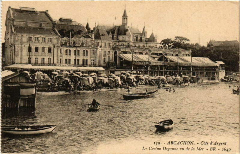 Carte postale ancienne Arcachon Le Casino Deganne vu de la Mer à Arcachon