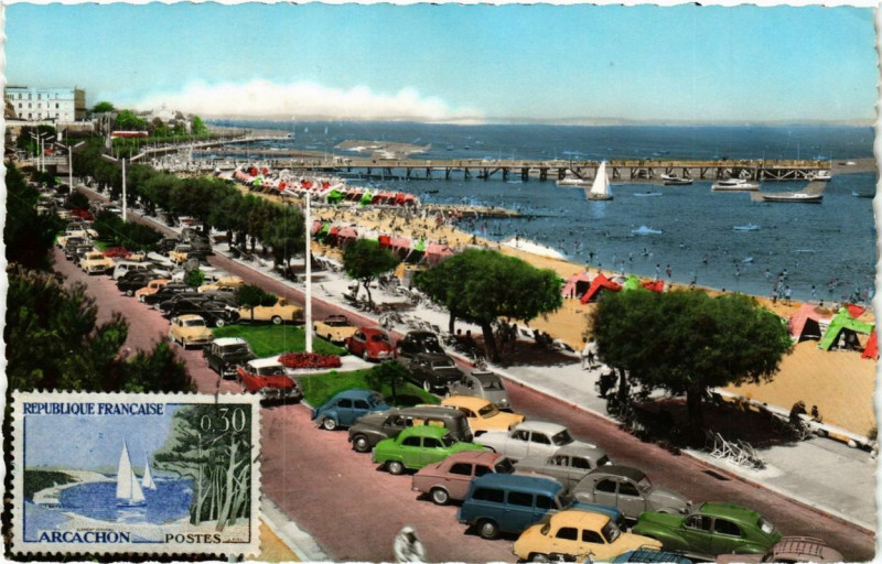 Carte postale ancienne Le Boulevard Promenade et la Plage à Arcachon