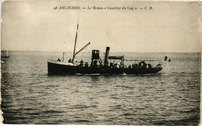 Carte postale ancienne Arcachon Le Bateau Courrier du Cap à Arcachon