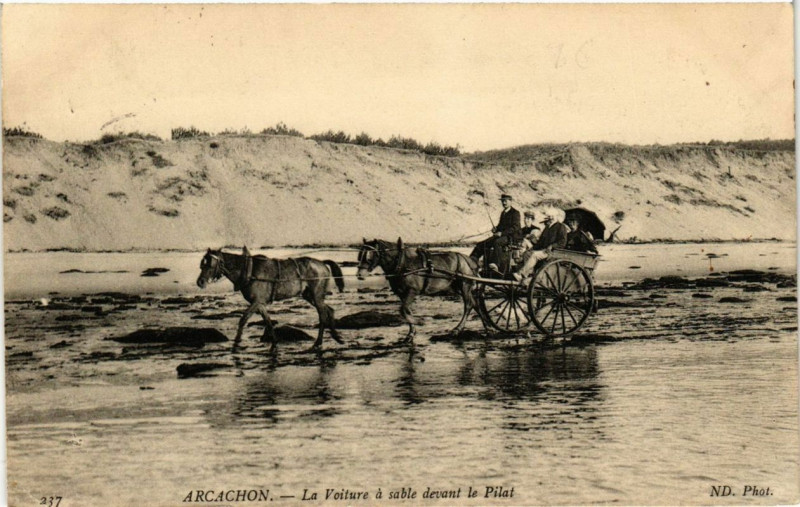 Carte postale ancienne Arcachon La Voiture a sable devant le Pilat à Arcachon
