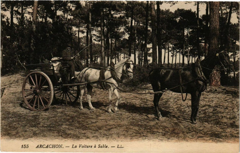 Carte postale ancienne Arcachon La Voiture a Sable à Arcachon