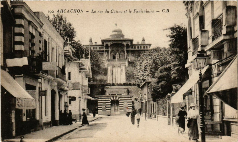 Carte postale ancienne Arcachon La rue du Casino et le Funiculaire à Arcachon