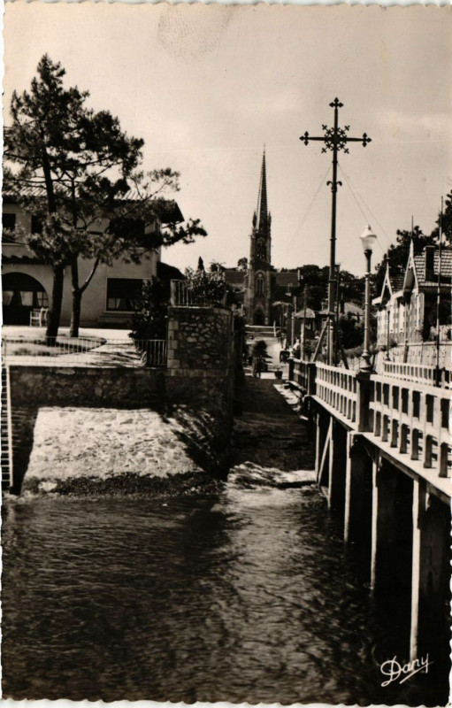 Carte postale ancienne Arcachon La Chapelle et la Croix des Marins à Arcachon