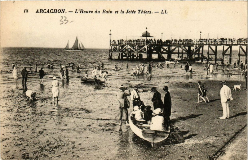 Carte postale ancienne Arcachon L'Heure du Bain et la Jetée Thiers à Arcachon