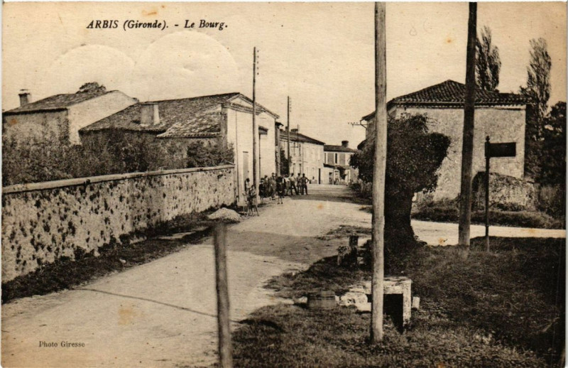 Carte postale ancienne Arbis Le Bourg à Bourg