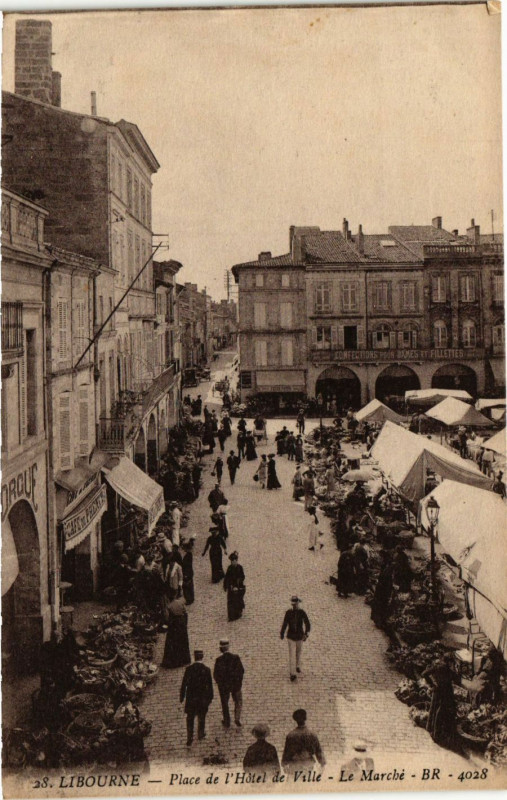 Carte postale ancienne Libourne Place de l'Hotel de Ville-Le Marché à Libourne