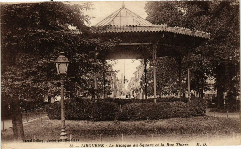 Carte postale ancienne Libourne Le Kiosque du Square et la Rue Thiers à Libourne
