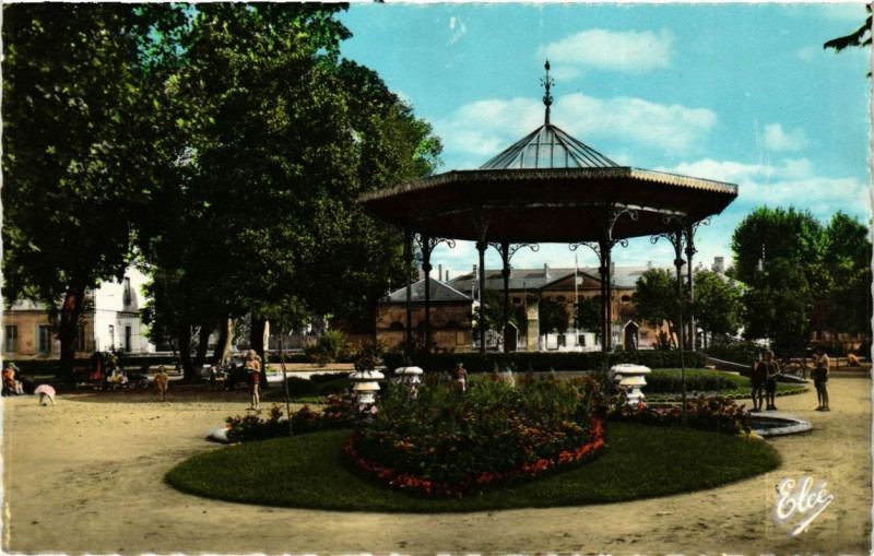 Carte postale ancienne Libourne Le Jardin Public et la Caserne à Libourne