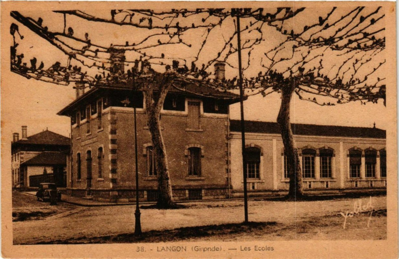 Carte postale ancienne Langon Les Ecoles à Langon