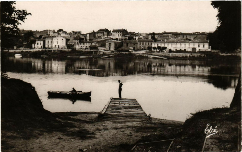 Carte postale ancienne Castillon sur Dordogne Les Bords de la Dordogne