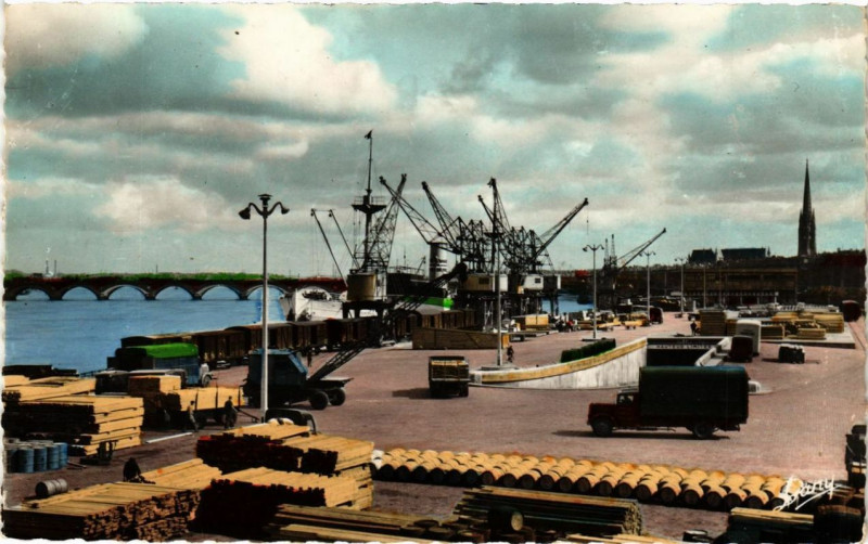 Carte postale ancienne Bordeaux Les Quais et le Pont à Bordeaux