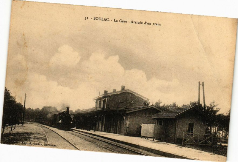 Carte postale ancienne Soulac - la Gare arrivée du train