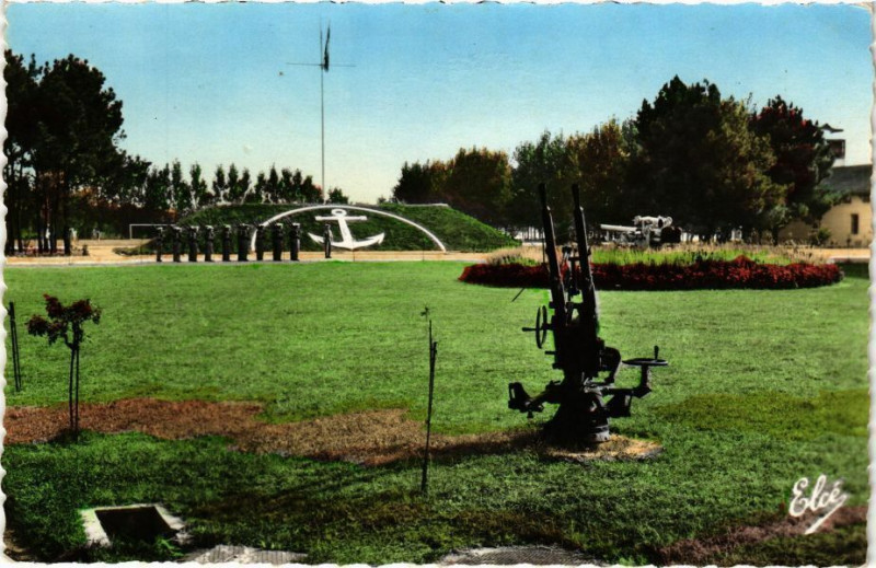 Carte postale ancienne Centre formaion Maritime Hourtin (Gironde) -une Pelouse face au... à Hourtin