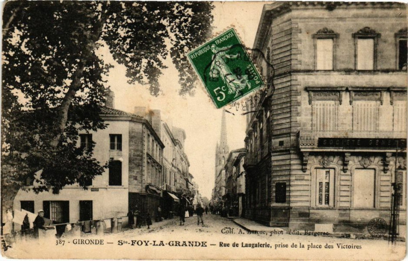 Carte postale ancienne Gironde - Saint-Foy-la-Grande - Rue de Langalerie prise de la place ..