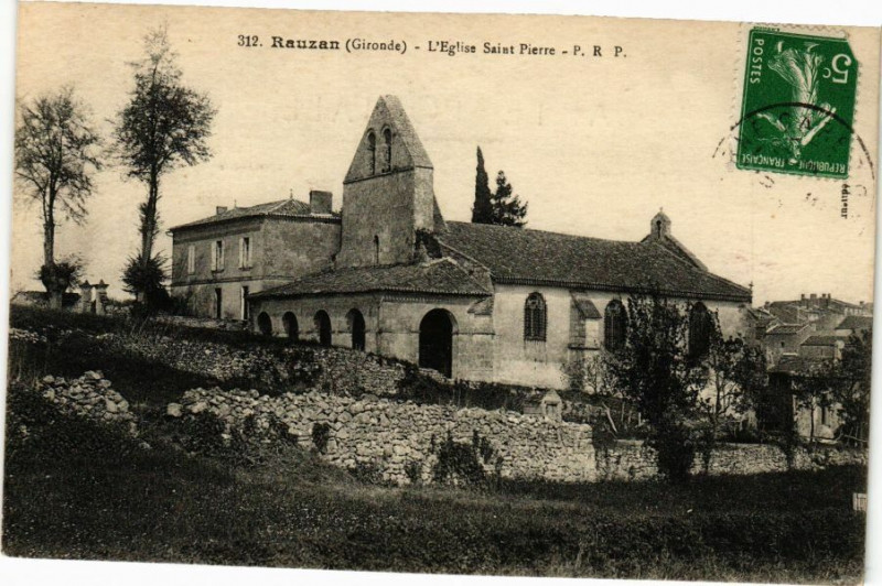 Carte postale ancienne Rauzan (Gironde) - L'Eglise Staint-Oierre à Rauzan