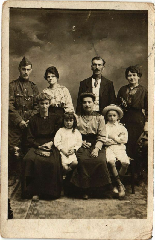 Carte postale ancienne La Famille