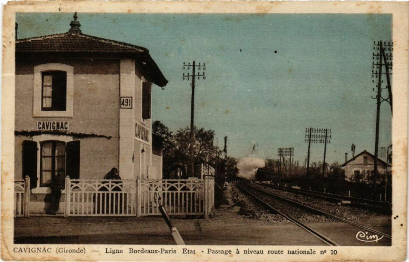 Carte postale ancienne Cavignac (Gironde) - Ligne Bordeaux-Paris - Etat-Passage a niveau à Cavignac