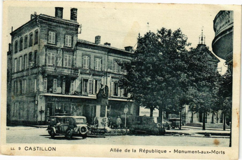 Carte postale ancienne Castillon - Allée de la République - Monument-aux-Morts