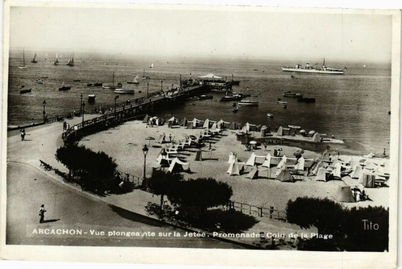 Carte postale ancienne Arcachon - Vue plongesante sur la Jetée.Promenade Coin de la Plage à Arcachon