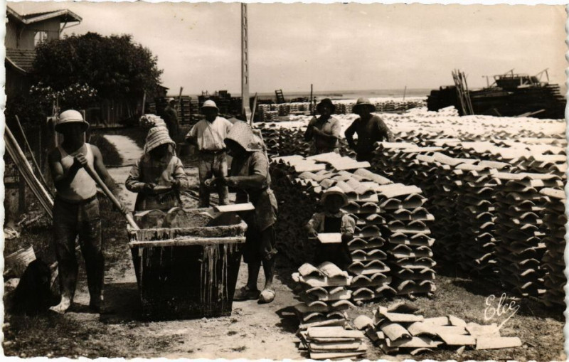 Carte postale ancienne Bassin d'Arcachon Girande-Travaux Ostréicoles.Le Chaulage .. à Arcachon