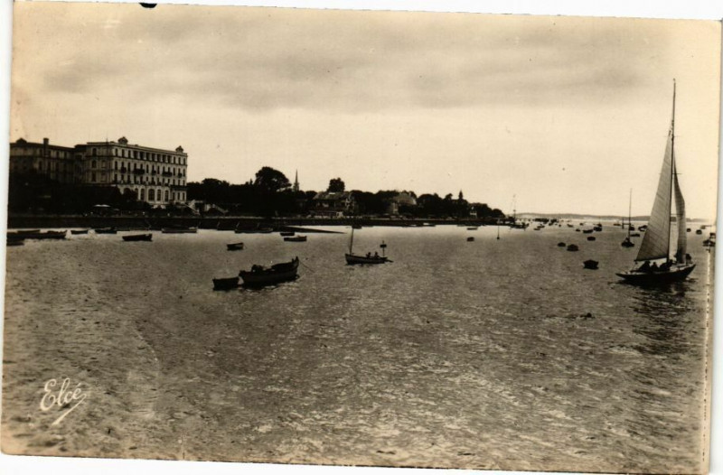 Carte postale ancienne Arcachon (Gironde) - Contré jour sur le Grand Hotel à Arcachon