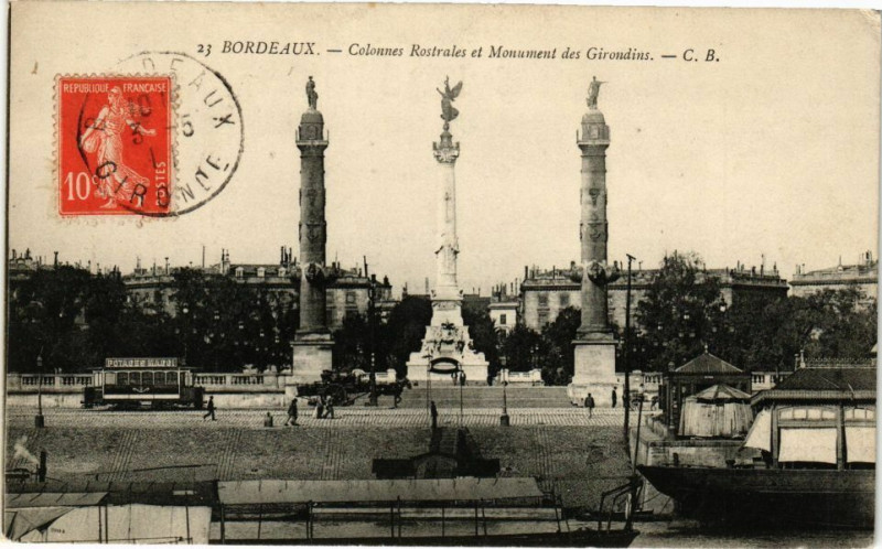 Carte postale ancienne Bordeaux - Colonnes Rostales et Monument des Girondins à Bordeaux
