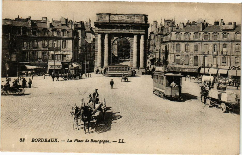 Carte postale ancienne Bordeaux - La Place de Bourgogne à Bordeaux