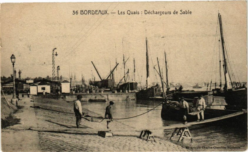 Carte postale ancienne Bordeaux-Les Quais Déchargeurs de Sable à Bordeaux