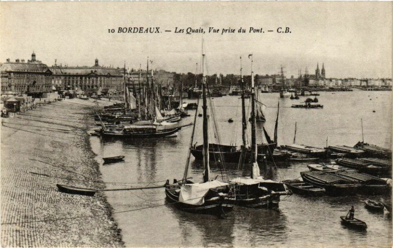Carte postale ancienne Bordeaux-Les Quais Vue prise de Pont à Bordeaux