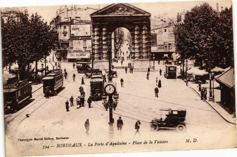 Carte postale ancienne Bordeaux-La Porte d'Aquitaine-Place de la Victoire à Bordeaux