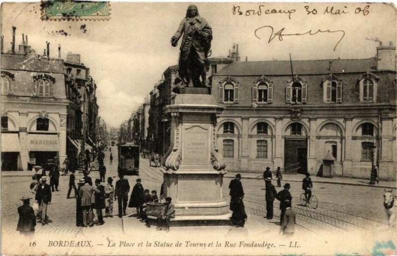 Carte postale ancienne Bordeaux-La Place et la Statue de Tourny et la Rue Fondaudége à Bordeaux