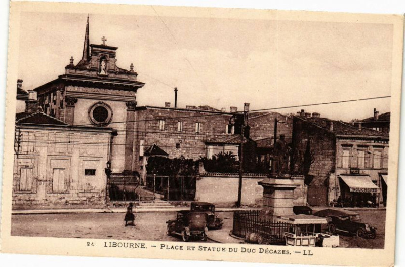 Carte postale ancienne Libourne-Place et Statue du Duc Décazes à Libourne