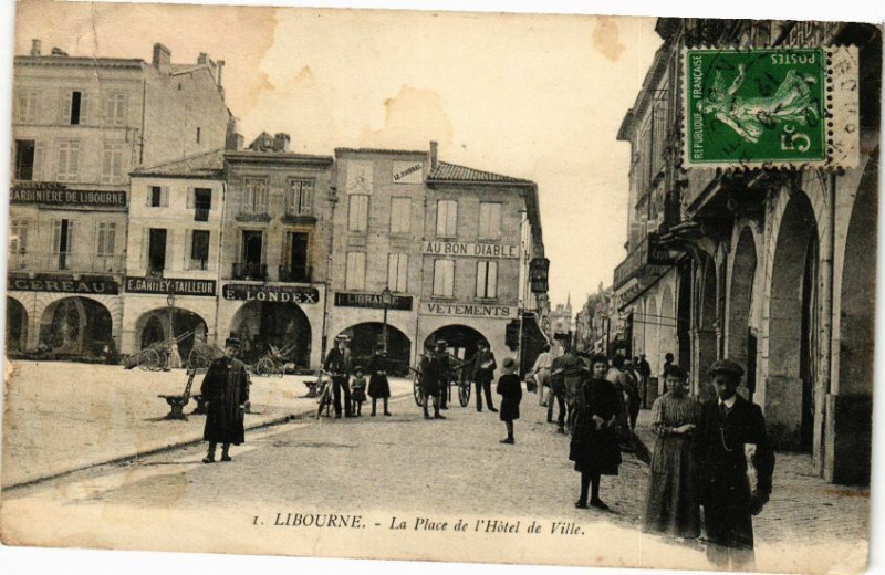 Carte postale ancienne Libourne-La Place de l'Hotel-de-Ville à Libourne