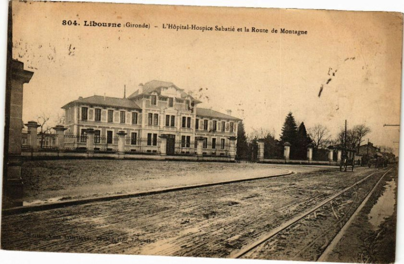Carte postale ancienne Libourne - L'Hopital - Hospice Sabatié et la Route de Montagne à Libourne