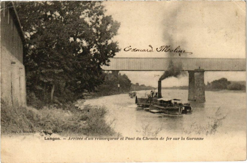 Carte postale ancienne Langon-Arrivéé d'un remorqueur el Pont du Chemin à Langon