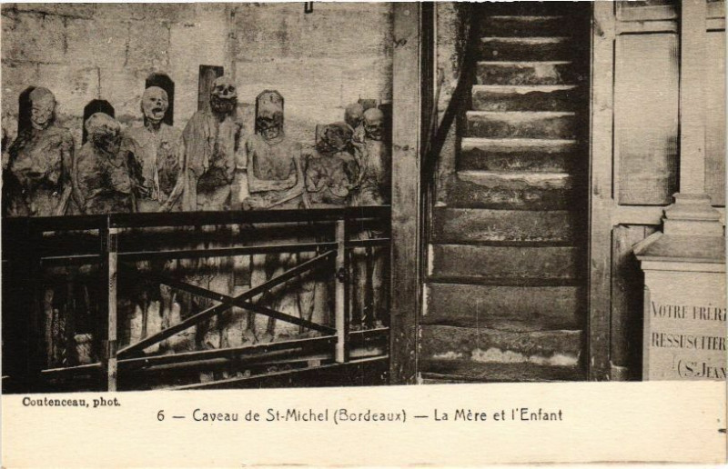 Carte postale ancienne Caveau de Saint-Michel (Bordeaux) -La Mere et l'Enfant à Bordeaux