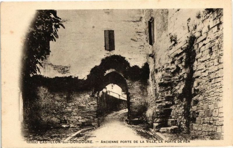 Carte postale ancienne Castillon-sur-Dordogne-Ancienne Porte de la Ville La Porte de fer