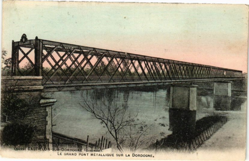 Carte postale ancienne Castillon-sur-Dordogne Le grand pont Métallique sur la Dordogne