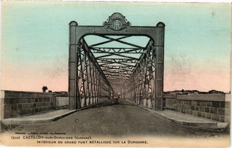 Carte postale ancienne Castillon-sur-Dordogne Intérieur du grand pont Métallique