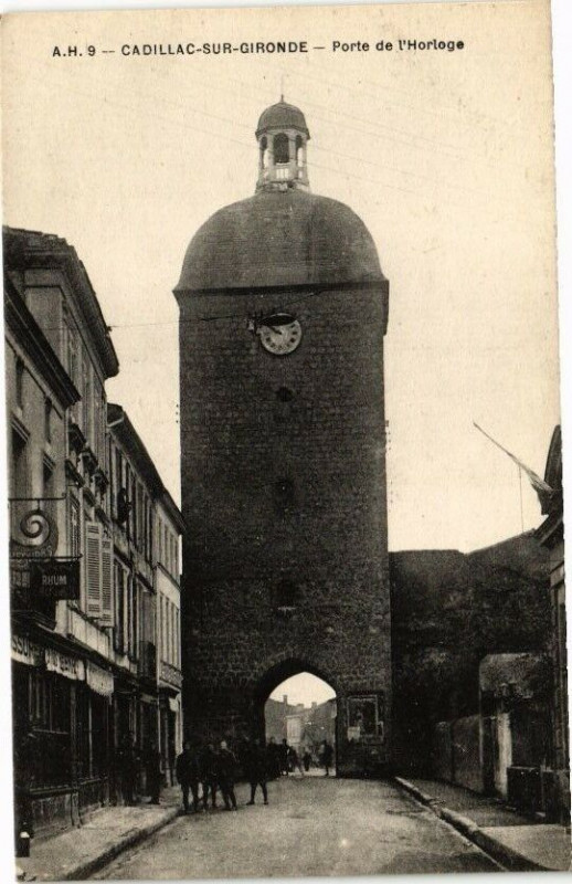 Carte postale ancienne Cadillac-sur-Gironde-Porte de l'Horloge à Cadillac
