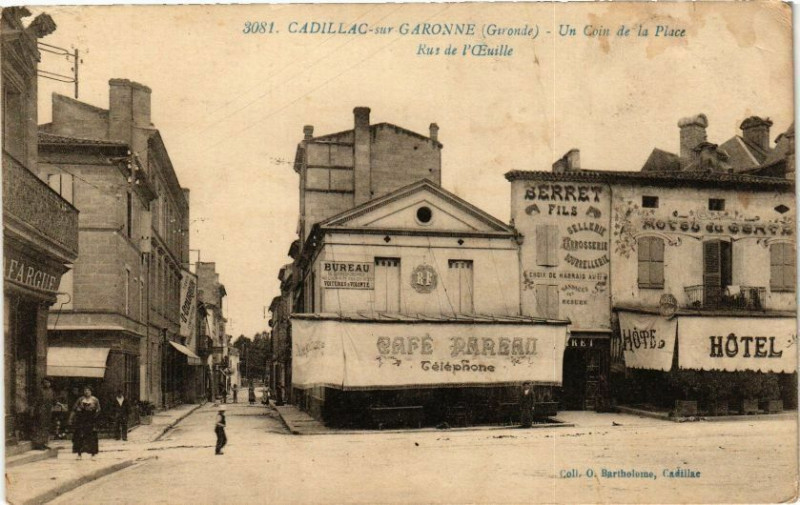 Carte postale ancienne Cadillac-sur-Garonne-un Coin de la Place à Cadillac